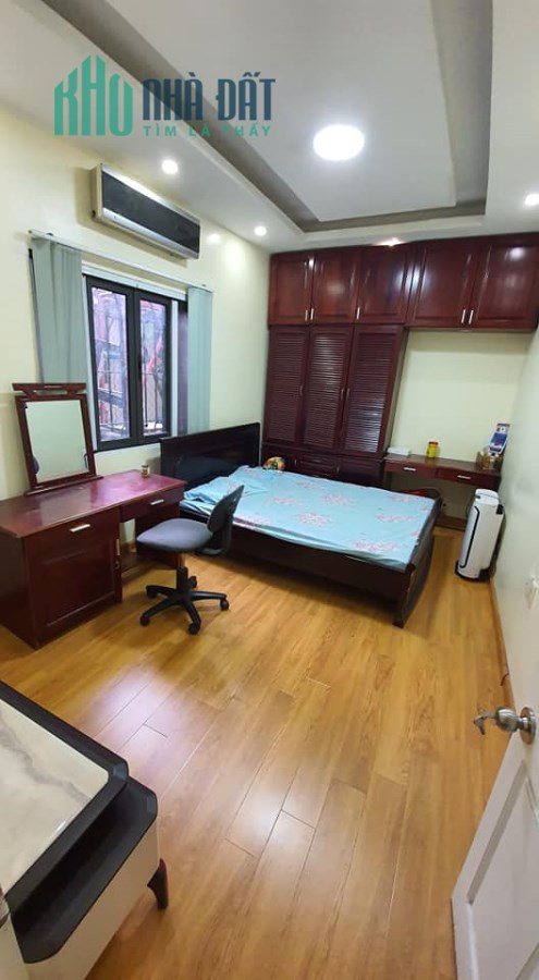 Bán nhà Hoàng Cầu, Đống Đa: Ôtô, Nhà đẹp, Nội thất, 40m2x4T, MT 5m, 4.2 tỷ-0975642942