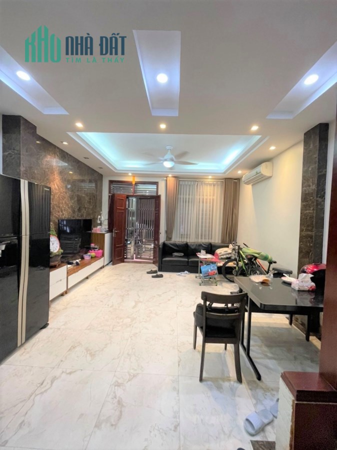 Bán nhà Ngã Tư Sở, diện tích rộng, chỉ 90 triệu/m2, dân xây, 2 thoáng.