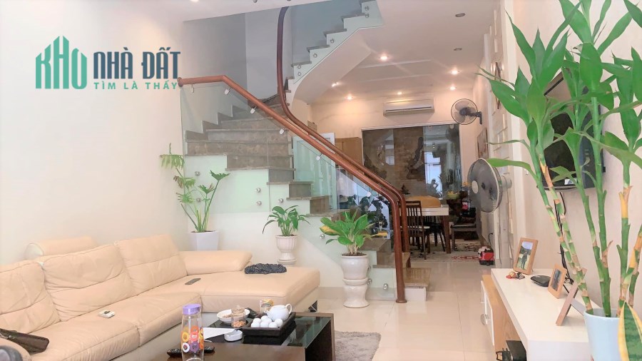 Bán Nhà Cầu Giấy 52m2 2 Mặt Thoáng Cách Một Nhà Ra Mặt Phố Kinh Doanh Ô Tô 7 Chỗ Vào Nhà.
