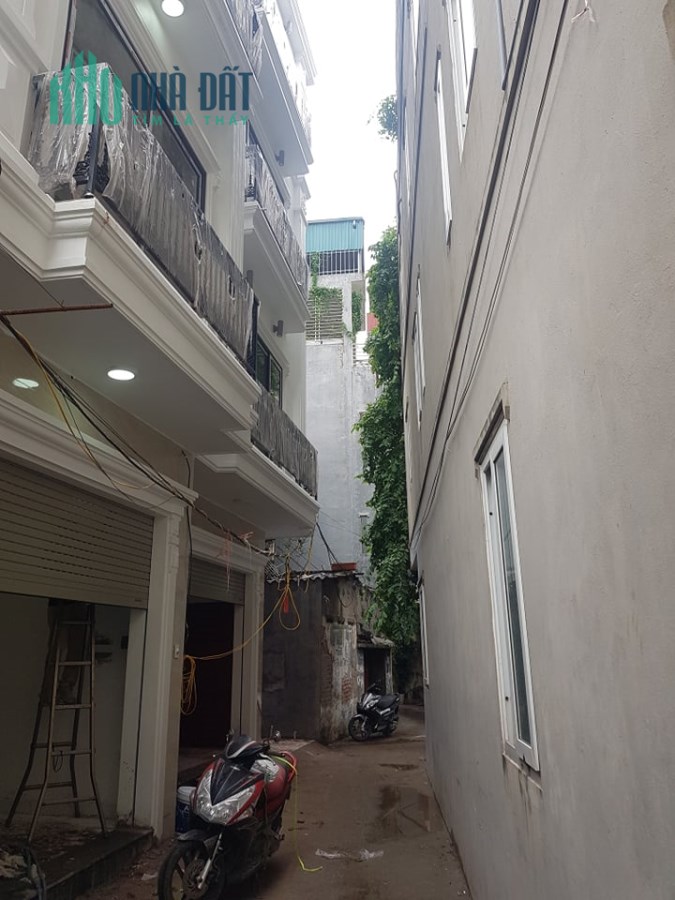 Bán nhà ngõ Ngọc Lâm DT 43m2, Mặt tiền 5,2m. 5 tầng. Giá 5.1 tỷ.