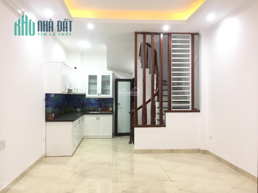 Bán nhà đường Cầu Giấy, 42m2, 5 tầng, chỉ 4 tỷ.