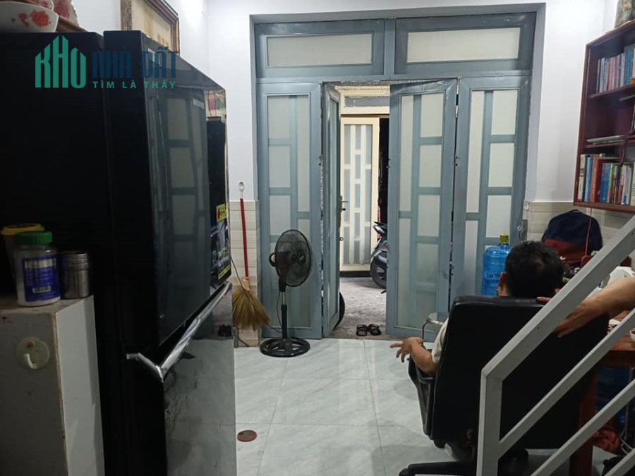Chỉ 1 tỷ 6 có ngay nhà ngay ngã ba Phan Văn Trị, SD: 70m2, 3 tầng, hẻm thông thoáng