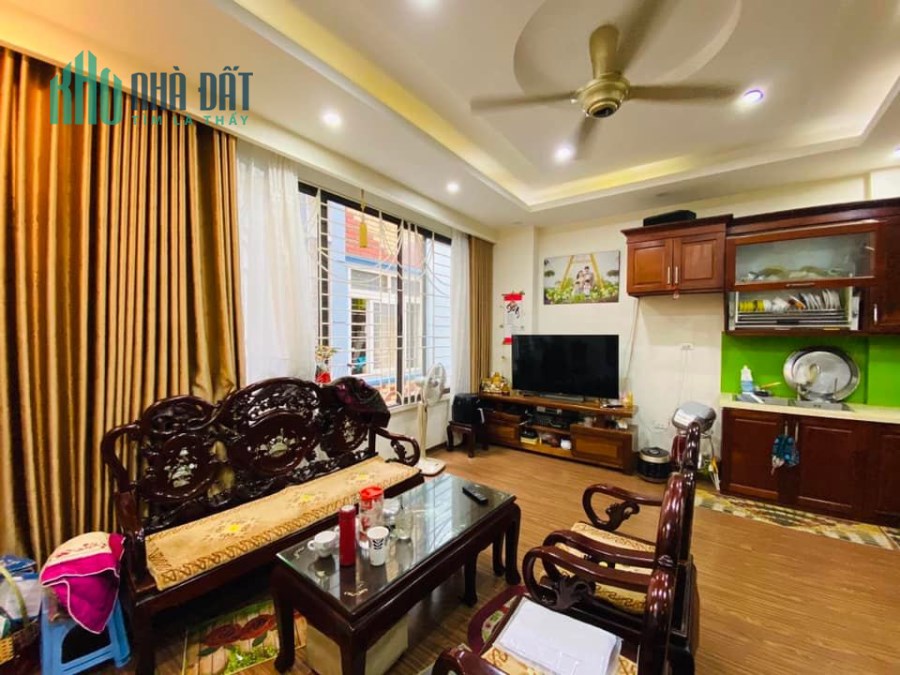 Bán nhà phố Chùa Bộc, Đại Học Thủy Lợi,  Đống Đa 40, 5m mặt tiền, oto, 6 tỷ.