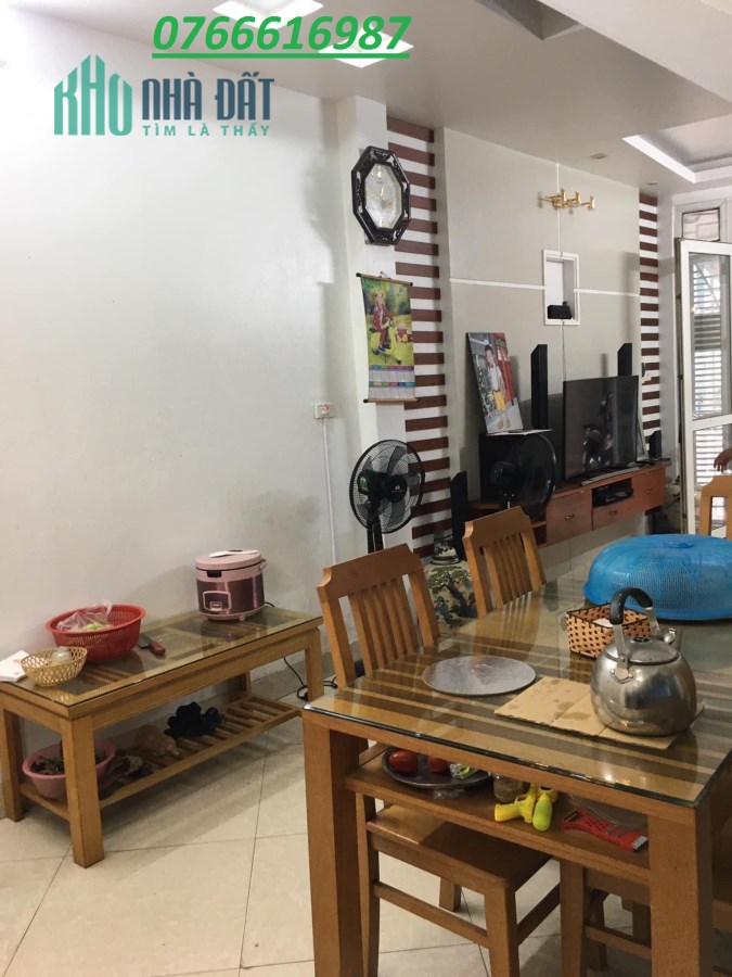 Bán nhà Nguyễn Văn Cừ.Nhà đẹp ở ngay gần mặt phố 40m2 4 tầng chỉ 3.55 tỷ LH 0766616987.
