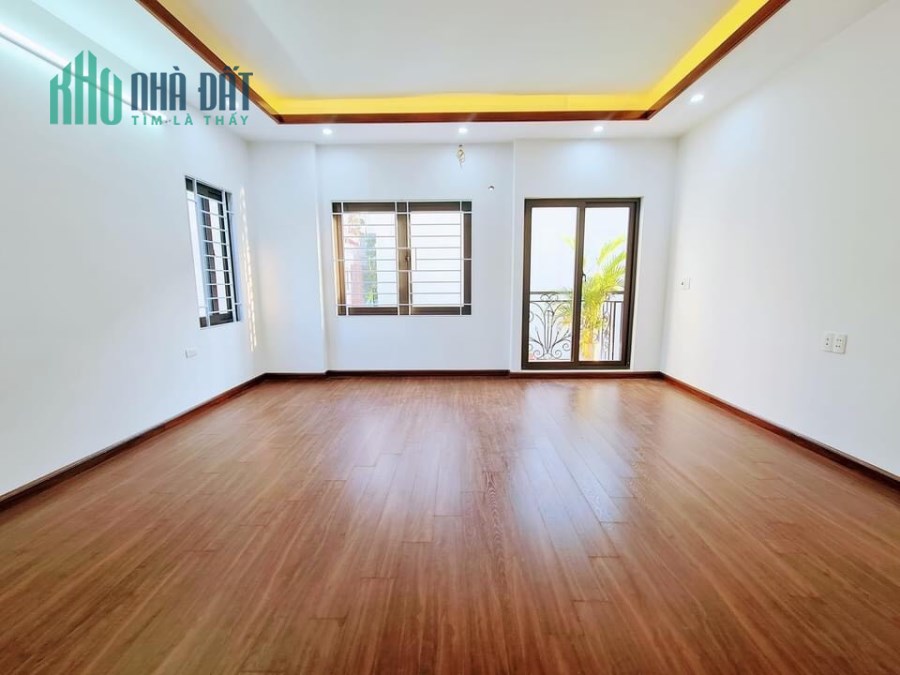 Bán nhà Nguyễn Sơn, Long Biên ô tô qua nhà 40m, mặt tiền 4,7m giá 4 tỷ.