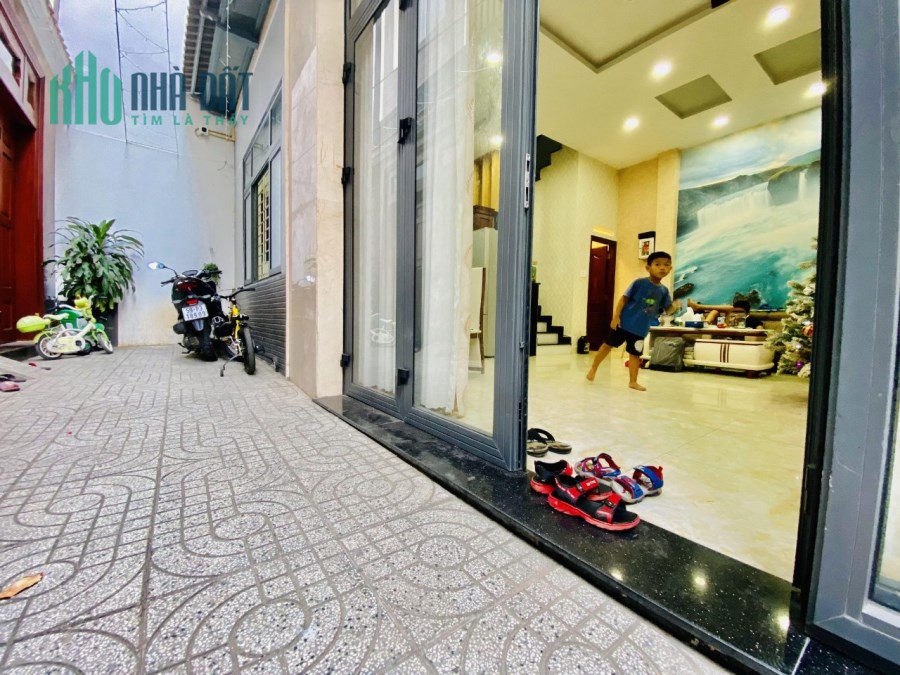 Bán gấp nhà mới,đẹp đường Chử Đồng Tử,Tân Bình,50m2 giá chỉ 6 tỷ.