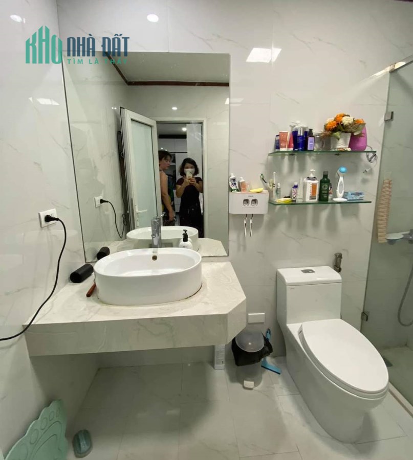 Mặt phố Bạch Mai sầm uất gần Phố Huế, MT rộng, 140m2x5T chỉ 28.9 tỷ. LH 0989.62.6116