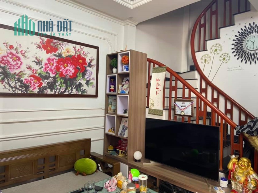 (Đừng bỏ lỡ) Nhà Bồ Đề 4 ngủ gần hồ dưới 3 tỉ