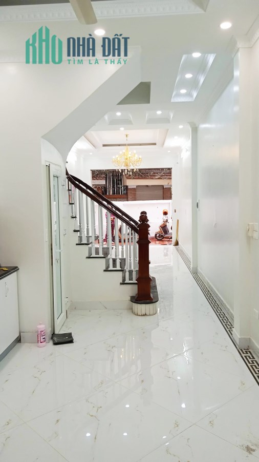 BÁN GẤP-MẶT NGÕ-ÔTÔ ĐỖ CỬA-NHÀ MỚI-GẦN PHỐ-43M 5T 6xTỶ-PHỐ 8/3 QUẬN HAI BÀ