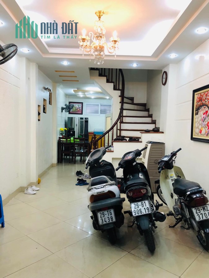 Bán gấp nhà đẹp Phố Hào Nam gần Ga Cát Linh, 2 thoáng 40m2, 6 tầng, 6 tỷ