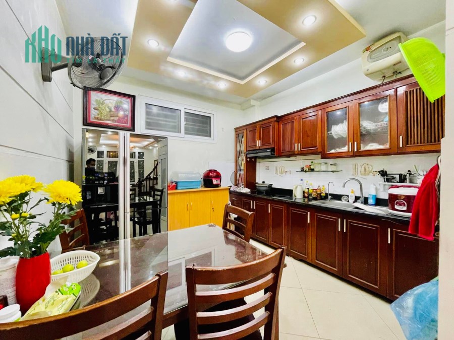 Bán gấp nhà đẹp Phố Hào Nam gần Ga Cát Linh, 2 thoáng 40m2, 6 tầng, 6 tỷ