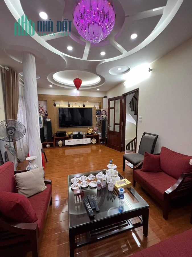 Chính chủ, Nhà gần Vincom Phạm Ngọc Thạch. Diện tích 55m2, 5 tầng, giá 6 tỷ