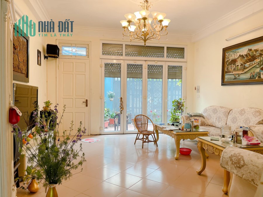 Bán nhà Trần Quốc Hoàn 74m2 phân lô ô tô tránh ngõ thông Giá 11.3 tỷ