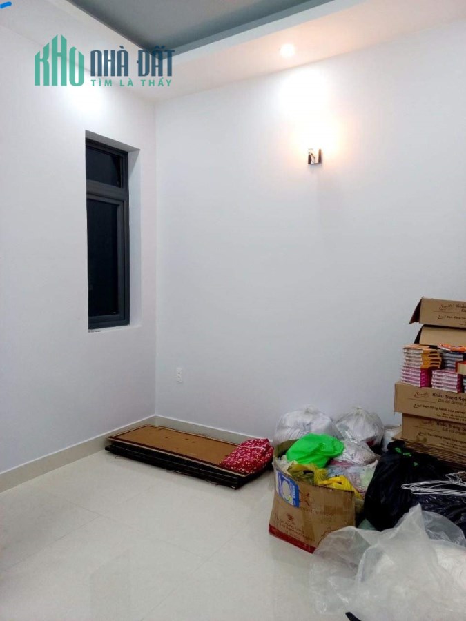 Cực Hot Nhà Q9 ,3 tầng, 4 PN, Xe Hơi Ngủ Trong Nhà Chỉ 4,65 Tỷ.