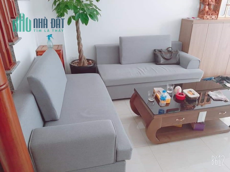 Cần bán gấp. Nhà 3 tầng Phố Nguyễn Văn Cừ, Kinh doanh sầm uất