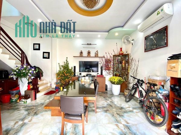 Cần bán gấp Nhà 3 tầng Phố Nguyễn Văn Cừ, Kinh doanh sầm uất. Giá 4.3ty
