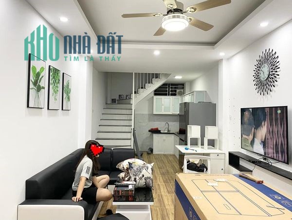Vị trí nhà rất đẹp, Ô Tô đỗ sát nhà, vài bước đi bộ ra phố