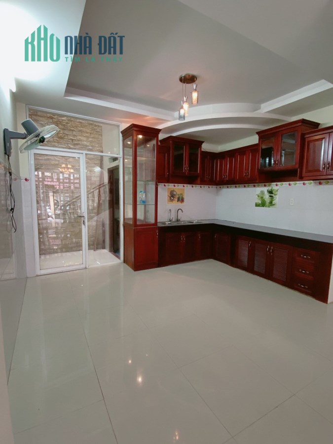 Sang nhanh dùm chủ căn nhà Hồ Bá Kiện Q10 còn rất mới, giá hấp dẫn.