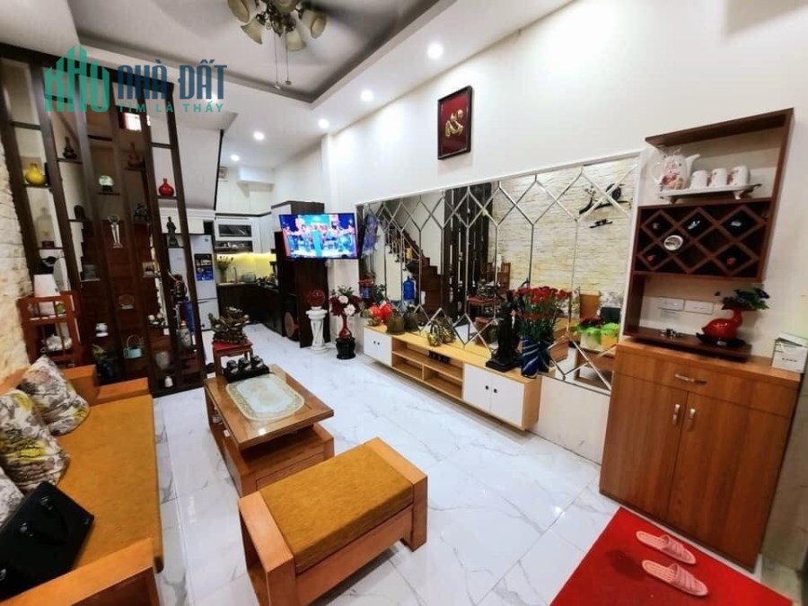 Bán nhà Đường Láng – Nhà đẹp ở ngay – 45m2 MT4m - Ô tô tránh – 6,3 Tỷ - 0395087913