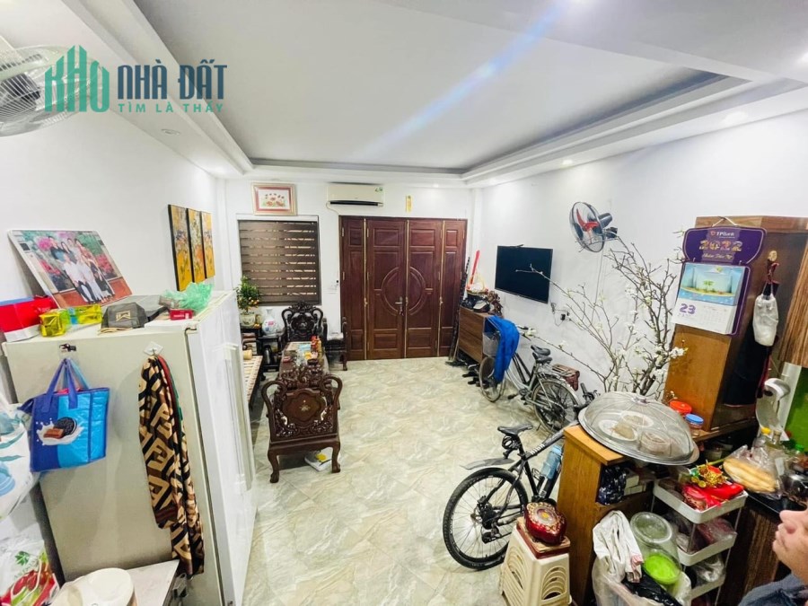 Bán nhà Cầu Giấy   35m, 5 tầng, MT 4m, giá 4 tỷ 300 triệu, nhà đẹp ở luôn.