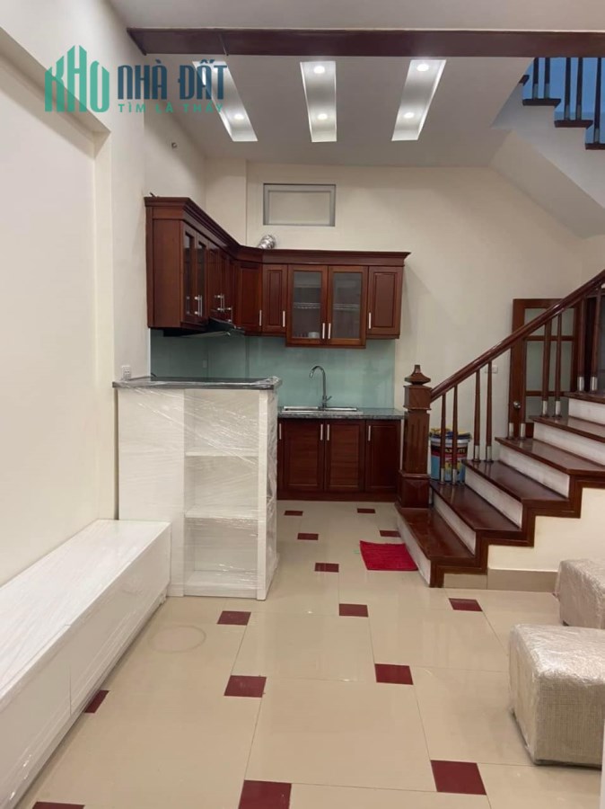 BÁN NHÀ TRUNG TÂM CẦU GIẤY, NHÀ MỚI ĐẸP, GẦN Ô TÔ, Ở LUÔN
