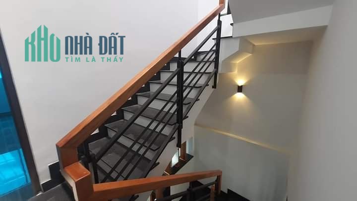 Gấp gấp hẻm xe hơi 1 trục , nhà chủ xây kiên cố 4 tầng, quận 4 , phường 10,lh 0989149953