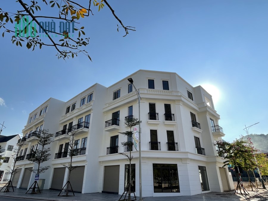 Bán nhà phố trung tâm Sơn La - 4 tầng - MT 5m trả góp 0 % lãi suất