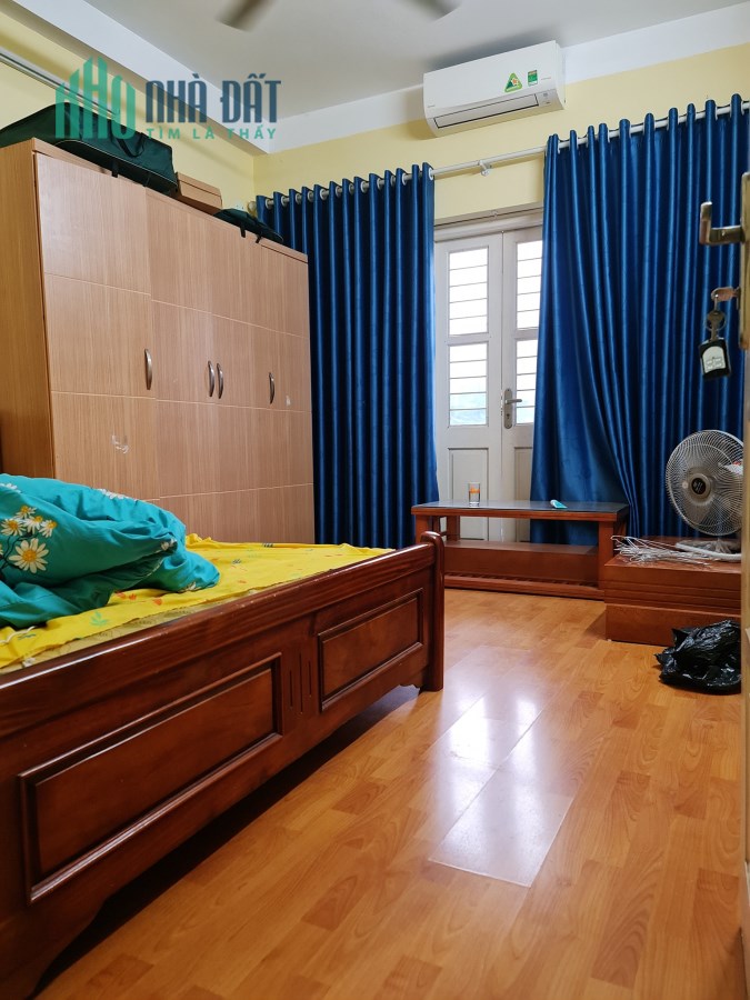 Bán nhà Nguyễn Ngọc Vũ, Cầu Giấy, 40m2 x 4 tầng, lô góc, kinh doanh, ô tô đỗ cửa.
