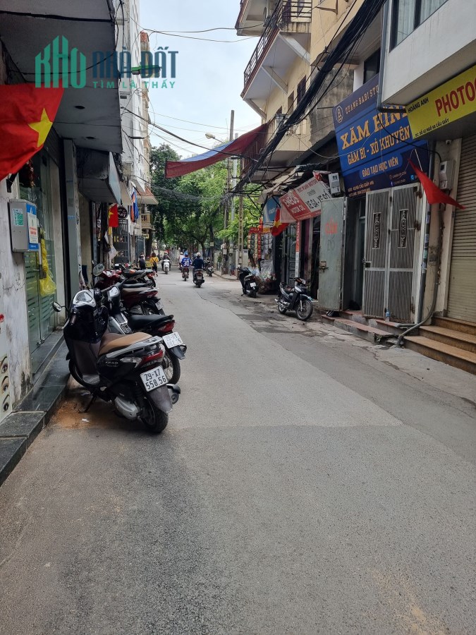 Chủ cần bán căn nhà đẹp, gần Công viên, Đường Cầu Giấy, 3.3 tỷ.