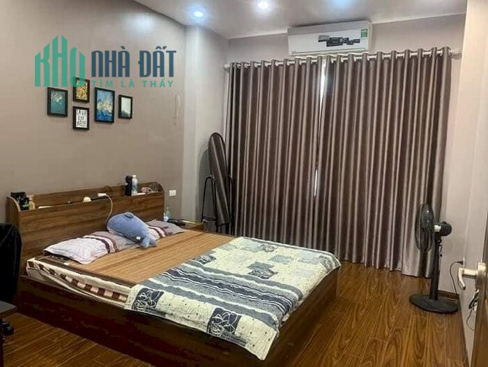 Một siêu phẩm nằm ngay trên phố Đê La Thành. Diện tích 40m2 x 4 Tầng giá 3.99 Tỷ