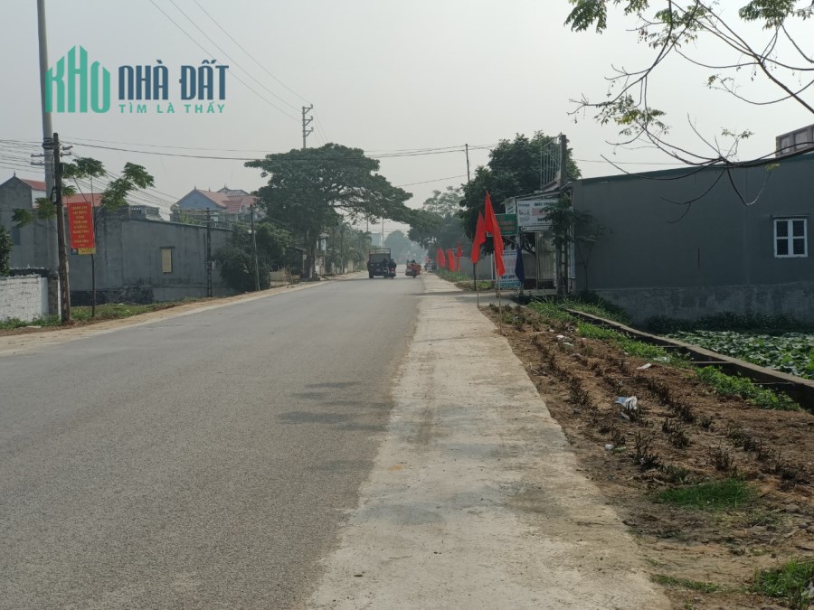 Đất mặt đường trục chính xã Quảng Hùng