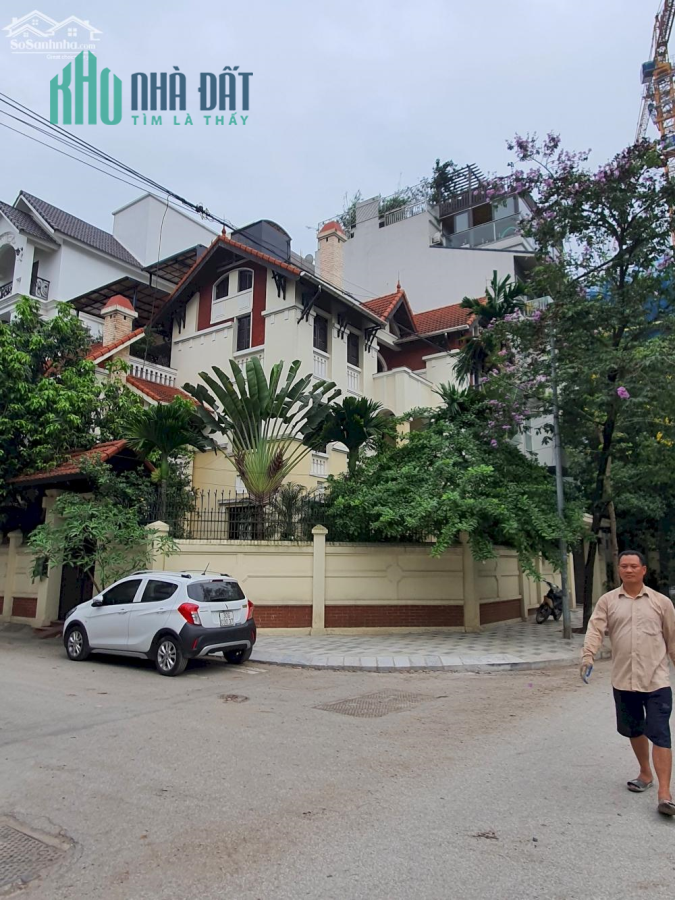 Bán biệt thự sân vườn nguyễn hoàng tôn 300m2 Mt 13,6m - 3 tầng - 45 tỷ Mặt phố + 1 mặt ngõ