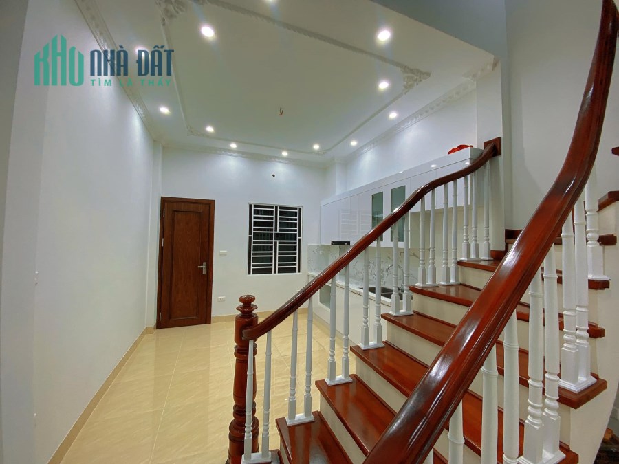 Bán gấp nhà riêng phân lô phố Trần Quốc Hoàn 36m2, 5T, gara ô tô, 2 thoáng, kinh doanh,