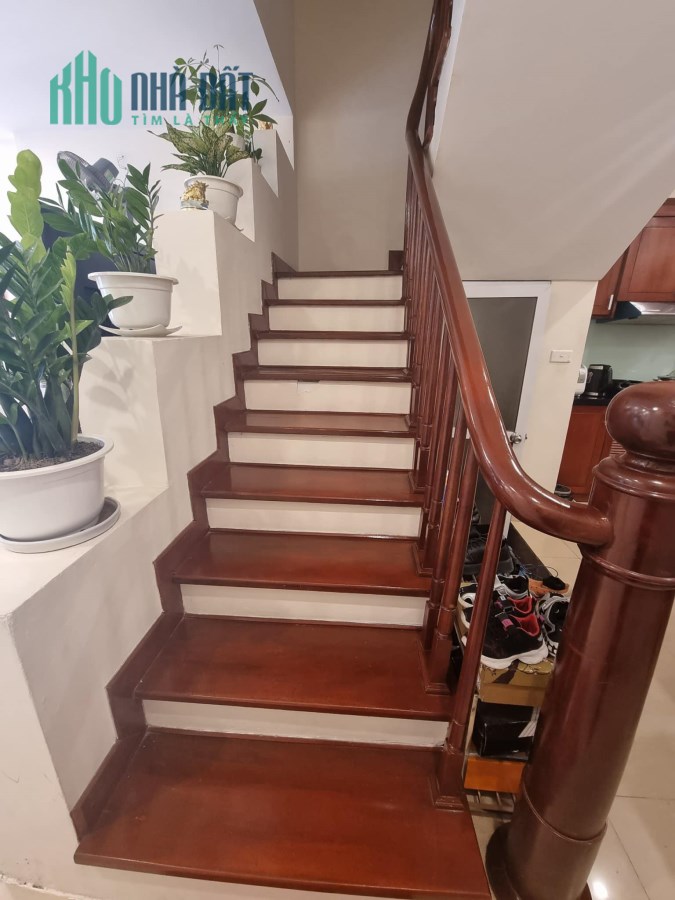 Chủ Cần Ban Gấp - Hàng Hot Cầu Giấy- Nhà Đẹp, Chủ Tặng Hết Nội Thất- 35m2, 5 T, chỉ 3.5 Tỷ