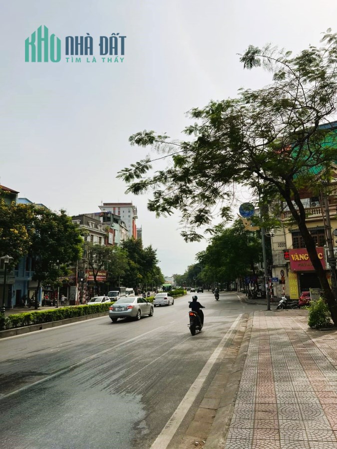 Bán nhà mặt phố Nguyễn Văn Cừ 5 tầng, 5,8 tỷ, kinh doanh