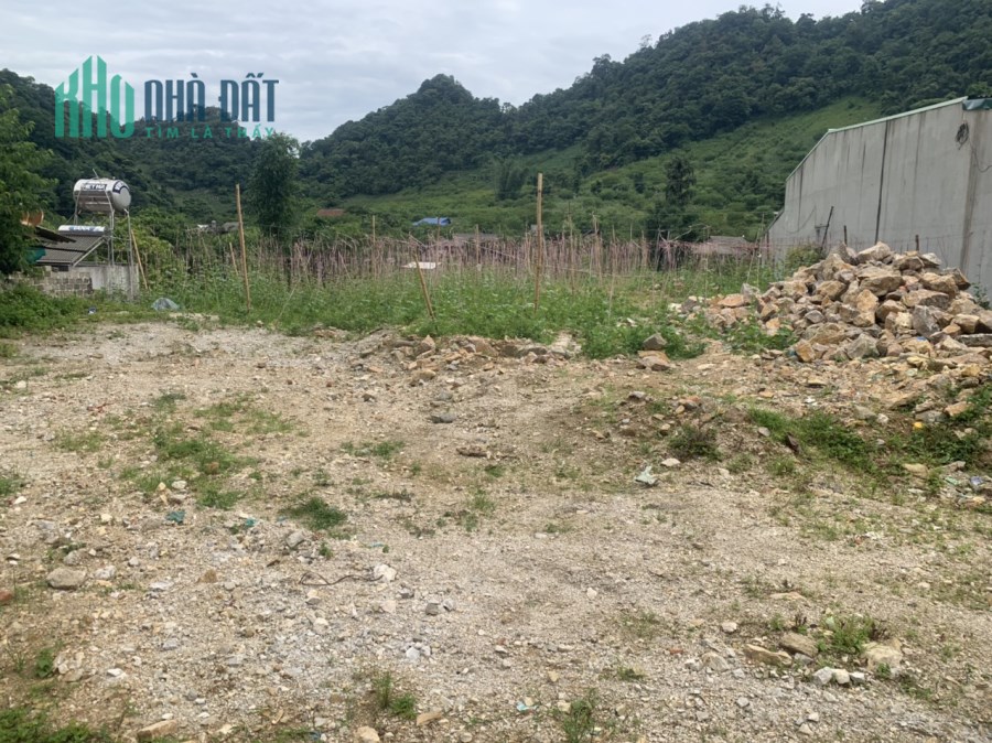 Bán mảnh đất mặt đường ql6 dt 800m2 thổ cư 350m2 cọn lại là đất CHN