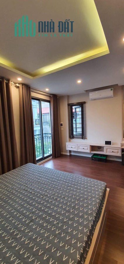 Cần bán nhanh nhà 4 tầng phố Nguyễn Văn Cừ, 5 tầng, mặt tiền 10m.