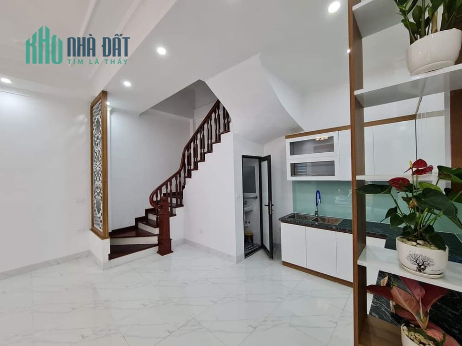 Bán nhà đẹp phường Lĩnh Nam , ô tô, 45M x 5T,Giá 3,69 tỷ. LH 0975149605