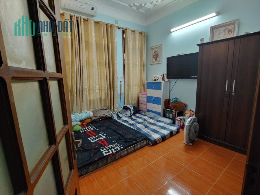 Bán nhà Nguyễn Ngọc Vũ, 90m2 x 4 tầng, ô tô đỗ cửa, gần phố, giá 13.5 tỷ