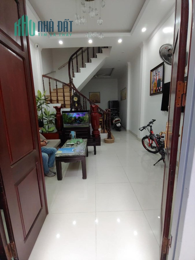 Bán nhà Nguyễn Ngọc Vũ, 90m2 x 4 tầng, ô tô đỗ cửa, gần phố, giá 13.5 tỷ