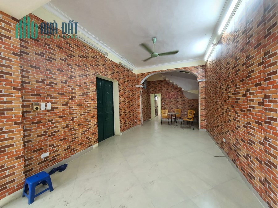 Tôi cần bán siêu phẩm nhà mặt phố Nghĩa Tân 90m2, 4T, vỉa hè đá bóng, gần chợ, kinh doanh đỉnh