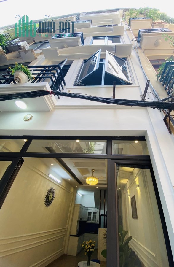 SIÊU PHẨM NGÕ VIP QUẬN UỶ CẦU GIẤY 5 TẦNG 4 NGỦ NHỈNH 4 TỶ Ở SƯỚNG