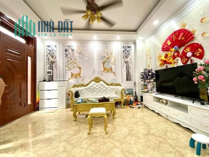 Bán nhà 5 Tầng Gia Thuỵ, Phân Lô, Ô Tô, Nội Thất Xịn, hơn 4 tỷ.