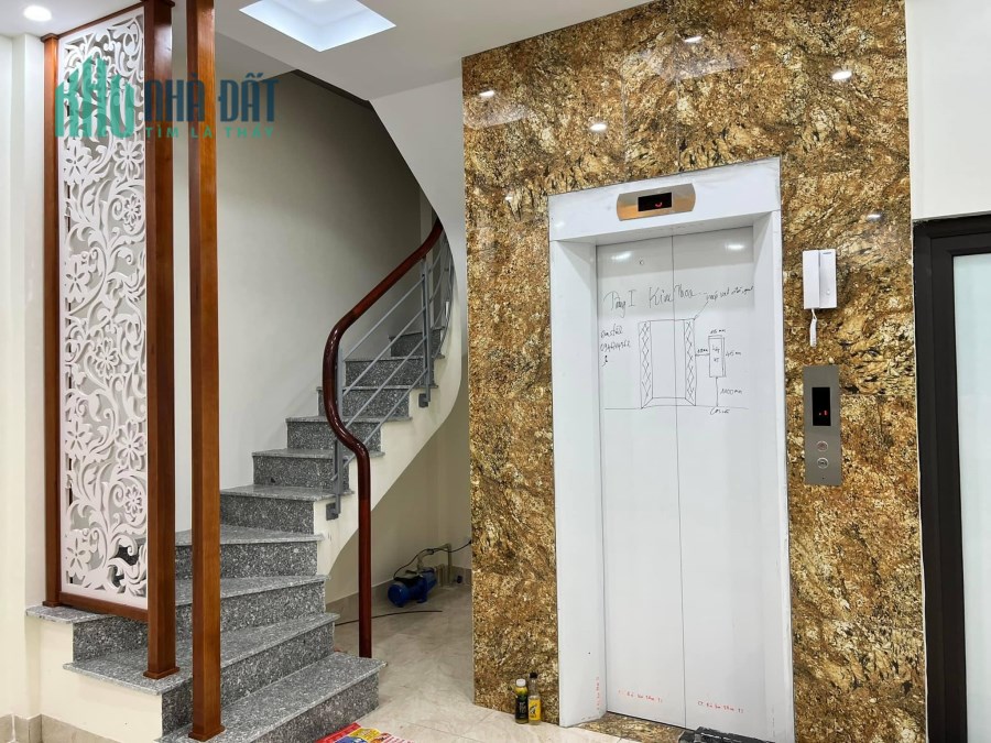 Thang máy, Kinh doanh, ô tô, lô góc, quận Thanh Xuân. 45m2  Giá 7,8 tỷ.