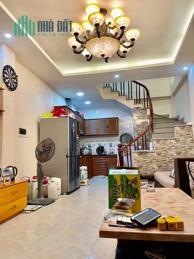 Bán nhà Quận Hoàng Mai giá rẻ, sổ đỏ 38M x 5T, nhỉnh 2 tỷ. LH Chị Hà 0975149605