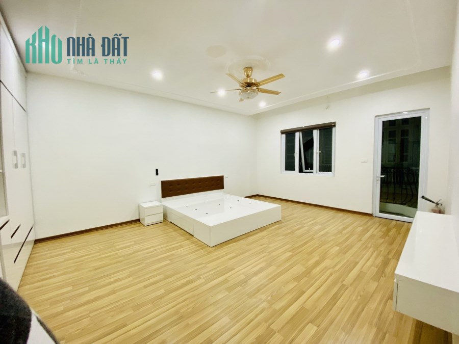 Bán nhà riêng phố Nguyễn Sơn, Long Biên 95m, mặt tiền 6.5m ô tô đỗ.