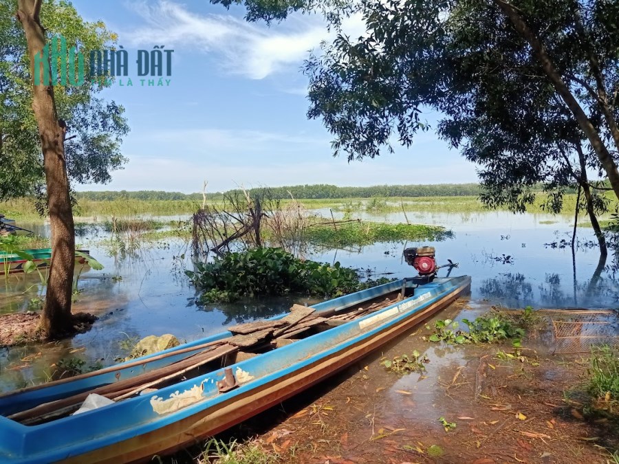 Xinh chào AC. Tấn có lô đất giới thiệu đến AC 32m ngang, 2 mặt tiền và dựa lưng núi và giáp hồ.