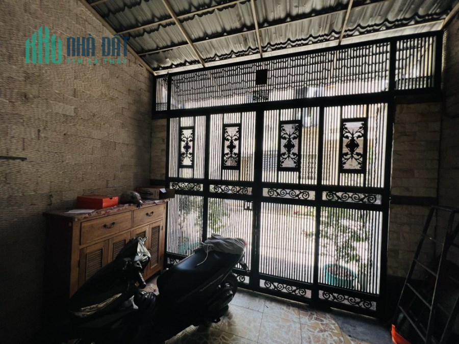 Cần bán gấp nhà Lạc Long Quân 80 m, 4 tầng, 4 x20  giá chỉ 10.2 tỷ có Tl ,Phường 3 , Quận 11.