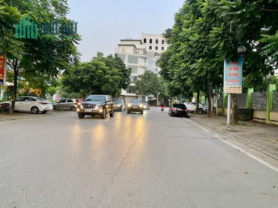 Hiếm!!! Bán nhà riêng phố Hoàng Như Tiếp, Long biên 95m, mặt tiền 6.5m ô tô đỗ cửa.