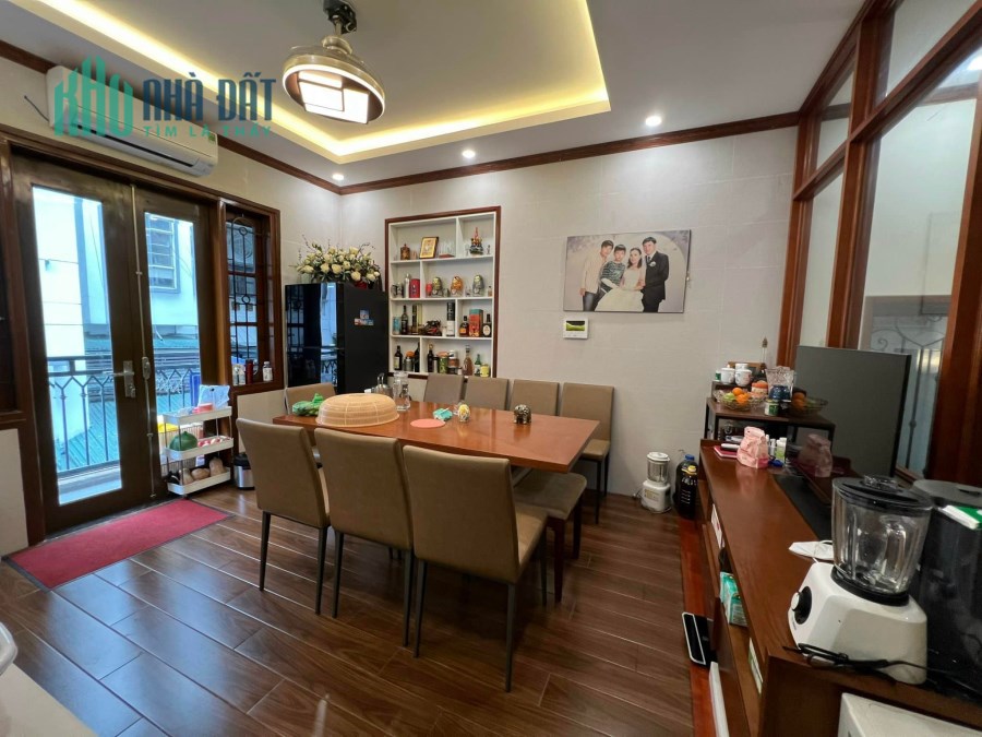 Bán nhà  Lạc Long Quân, Tây Hồ, 36m, 6 tầng, Ô TÔ 10M,  nhỉnh 6 tỷ, nhà đẹp ở luôn.